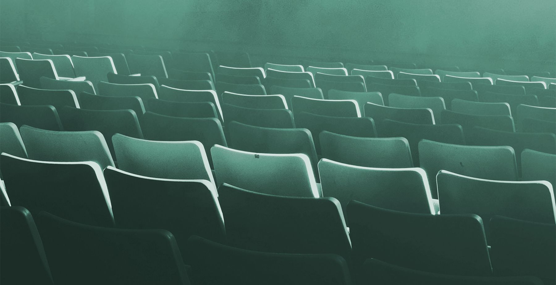 Butacas de un teatro en penumbra